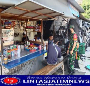 Ramah dan Sopan, Sertu Maryanto Berikan Himbauan Prokes di Pasar Klitikan Notoharjo