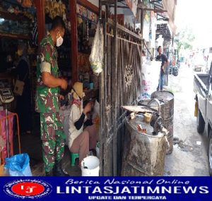 Babinsa Koramil 0806/05 Kampak Terus Pantau Harga Minyak Goreng Curah di Pasar Tradisional