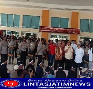 Ratusan Warga dan Mahasiswa Serbu Kantor Bupati Pasbar, Tuntut Tambang Emas Hulu Batang Batahan