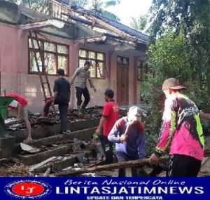 Kompak, Polisi Bersama Warga Bersihkan Puing Atap Sekolah yang Ambruk