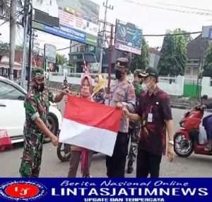 Sambut HUT RI, Danramil Jatisrono Bersama Jajaran Forkopimcam Bagikan Bendera Merah Putih