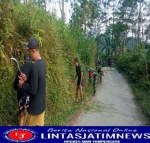 Peduli Lingkungan, Babinsa Koramil 0801/06 Bandar Melaksanakan Gotong Royong Pembersihan Jalan