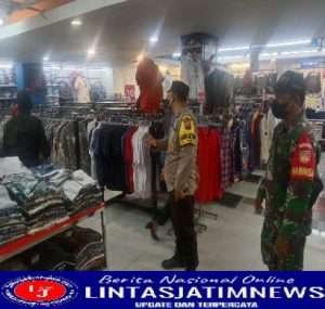 Babinsa dan Babhinkamtibmas Nusukan bersinergi Cek Prokes Dan Awasi PPKM di Swalayan Luwes Nusukan