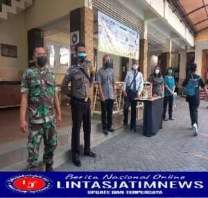 Babinsa Jayengan monitor dan Amankan Ibadah Minggu Pagi