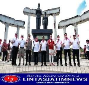 Kapolda Jatim Hadiri Gerakan Pembagian 10 Juta Bendera Merah Putih oleh Mendagri