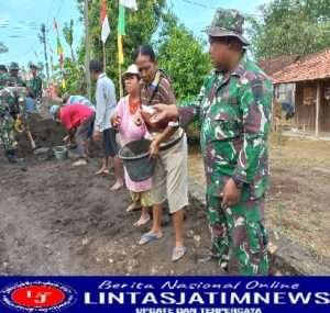 Tak Mau Kalah, Ibu-ibu Turut Membaur Bersama Anggota Satgas Menyelesaikan Sasaran TMMD