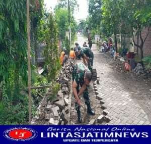 Babinsa Sembung Manunggal Bersama Masyarakat Membangun  Jalan Paving