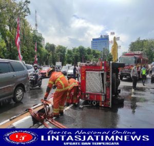 Mobil Damkar terguling di Jalan Panglima Sudirman