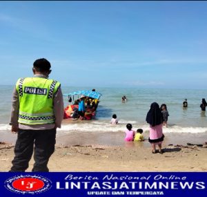 Polisi Tinjau Sejumlah Pesisir Pantai di Pamekasan, Imbau Masyarakat Antisipasi Banjir Rob