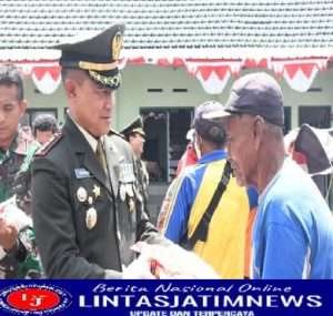 Hari Merdeka, Danrem 081/DSJ Kolonel Deni Beri Bansos Kepada Ratusan Abang Becak