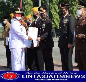 Kapolres Gresik Menerima Penghargaan di Hari Ulang Tahun Kemerdekaan RI ke-77