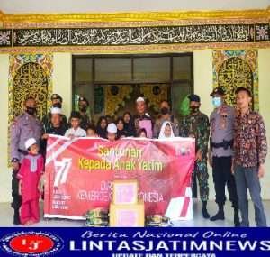 Peringati HUT RI ke-77, Jajaran Sat Brimob Polda Jatim Secara Serentak Memberikan Santunan ke Anak Yatim