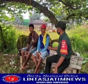 Disaat Cuaca Tidak Menentu, Babinsa Himbau Warga Agar Tidak Membakar sampah Sembarangan
