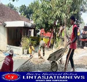 Dukung Pembangunan di Wilayah, Babinsa Bersama Warga Kerja Bakti Cor Jalan