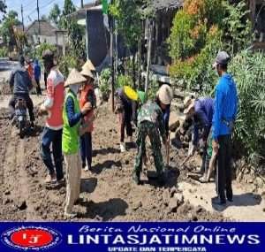 Babinsa Koramil KendaI Ikut Aktif Gotong Royong Membantu Warga Masyarakat
