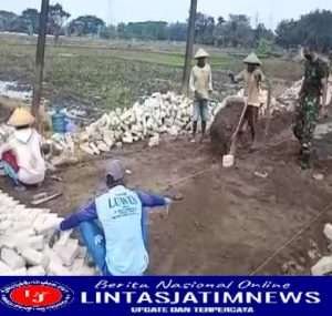 Atasi Kesulitan Warga, Sertu Sumarno Bantu Kerja Bakti Pengurukan Jalan