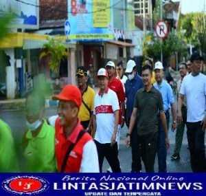 Dandim 0801/Pacitan Bersama Anggota Ikuti Jalan Sehat Sambut HUT Kemerdekaan RI ke-77
