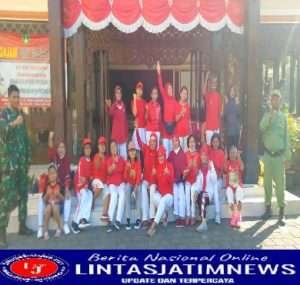 Serma Yudhi & Linmas   Dampingi Lansia Dalam Melaksanakan Senam