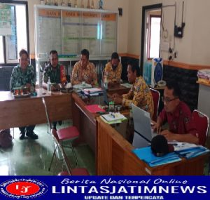 Tingkatkan Kerjasama yang Baik Babinsa Koramil 0801/08 Tulakan Sambangi Kantor Desa