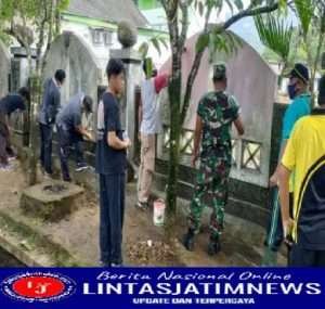 Tumbuhkan Kebersamaan Anggota Koramil 0801/01 Pacitan, Gotong Royong Bersihkan Makam