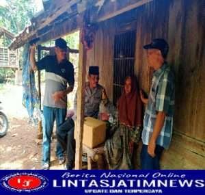 Momentum HUT RI Ke 77 Kapolsek Solokuro Anjangsana Bersama Tomas, Kunjungi Nenek Hidup Sebatang Kara