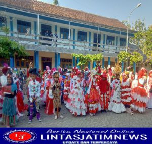 Semarak FashionShow, Pakaian Daur Ulang Hebohkan SD Mutu Ngimbang