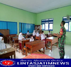 Tanamkan Rasa Cinta Tanah air, Babinsa Koramil 0805/05 Karangjati  Lakukan Pembinaan Karakter Siswa SD