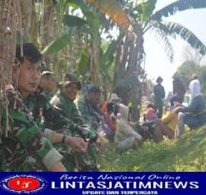 Senyum Manis Ibu-ibu saat Membantu satgas TMMD