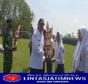 Pemenang Lomba Program Unggulan Non Fisik mendapat Hadiah dari Satgas TMMD