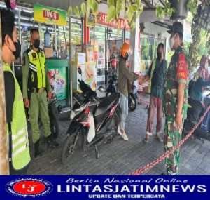 Babinsa Kelurahan Jajar Kunjungi Superindo Himbau Pengunjung Patuhi Prokes