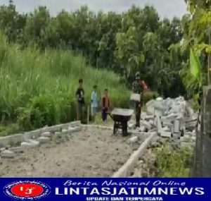 Babinsa Koramil Mantingan Bantu Kerja Bakti Pavingisasi Jalan Desa