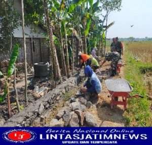 Babinsa Sidorejo Kerja Bakti Bantu Warganya Benahi Akses Jalan