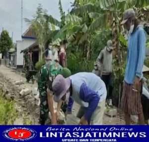 Babinsa Koramil 0805/12 Mantingan Bersama Masyarakat Kerja Bakti Melaksanakan Pavingisasi Jalan