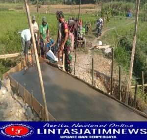 Wujud nyata Babinsa bantu Warga Perbaiki Gorong- Gorong Jalan Penghubung Antar Kampung