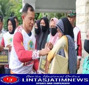 Beri Bansos di Trenggalek, Danrem Kolonel Deni Pesan Jaga Kebersamaan dan Toleransi