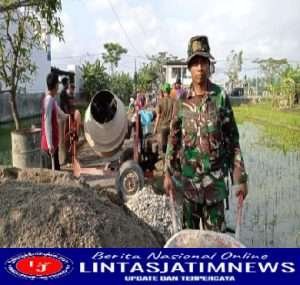 Babinsa Koramil 0801/01 Pacitan Gotong Royong Wujudkan Pembangunan Desa