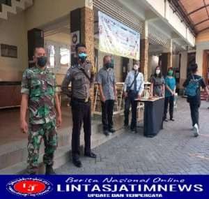 Sertu Rohmad Amankan dan Cek Prokes Ibadah Minggu Pagi