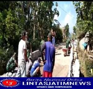 Anggota Koramil Ngrambe Bantu Masyarakat Pasang Paving