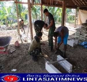 Bentuk Kepedulian Kepada Warga Binaannya, Serda Nanang Membantu Bangun Rumah