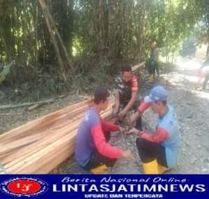 Babinsa Simo Bantu Warga Binaan Membuat Penampungan Air