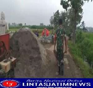 Babinsa Kodim 0802/Ponorogo Turut Karya Bakti Pengurukan Jalan Bersama Masyarakat