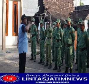 Linmas Solokuro Giat Pengamanan Karnaval yang Diselenggarakan di Desa Solokuro
