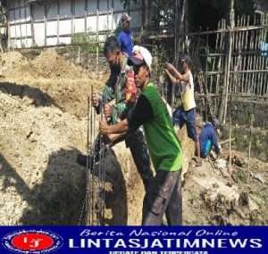 Sinergi TNI Bersama Rakyat, Babinsa Gotong Royong Bangun Pondasi Rumah Warga