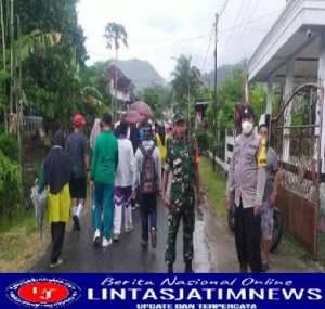 Meriahkan HUT Kemerdekaan, Babinsa Koramil 0801/02 Kebonagung Amankan Giat Jalan Sehat