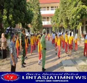 Tingkatkan Imun Tubuh Babinsa , dan Linmas Kratonan Senam Di SD N Kemasan 2