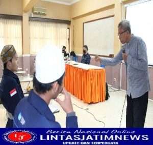 Hindari Pelanggaran Berita dan Kode Etik, UKM Acta Surya STIKOSA – AWS Gelar Pelatihan Jurnalistik