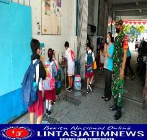 SD dan SMP Widya Wacana Jamsaren Jadi Incaran Prokes Serma Yudhi