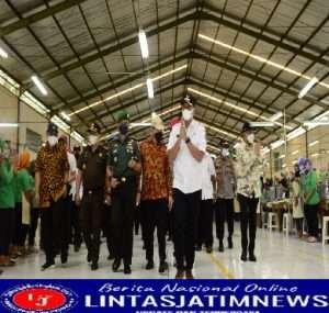 Dandim 0801/Pacitan Bersama Unsur Forkopimda Hadiri Penyerahan BLT DBCHT