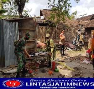 Sertu Munawar Bahu-membahu Bersama Warga Bantu Evakuasi Rumah Roboh