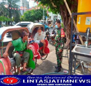 Babinsa Kelurahan Sudiroprajan Bersama Security Awasi PPKM Dan Berikan Himbauan Prokes di Pasar Gedhe